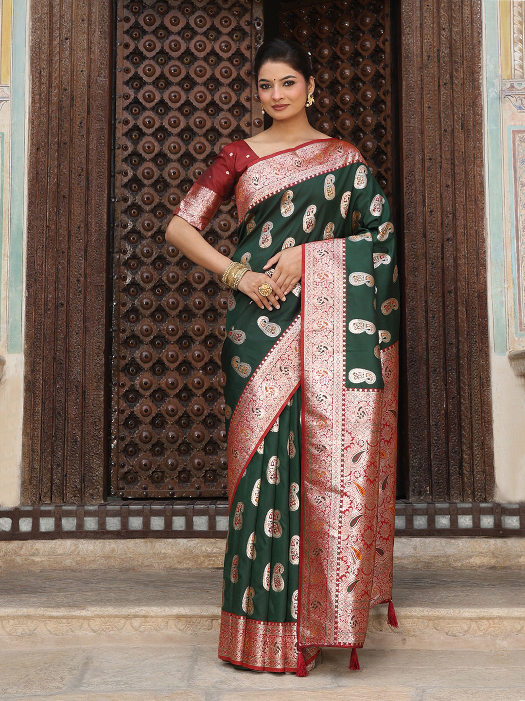 Green woven kanjivaram soft silk saree with blouse piece