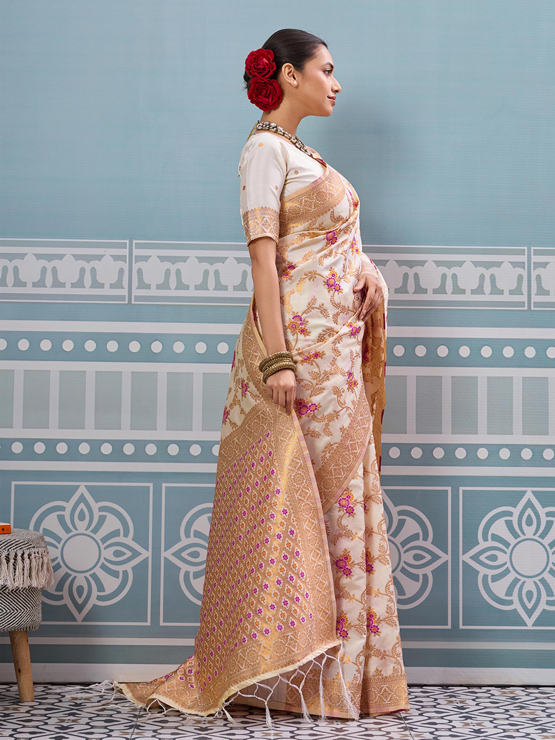 Offwhite cream woven banarasi silk saree with blouse piece